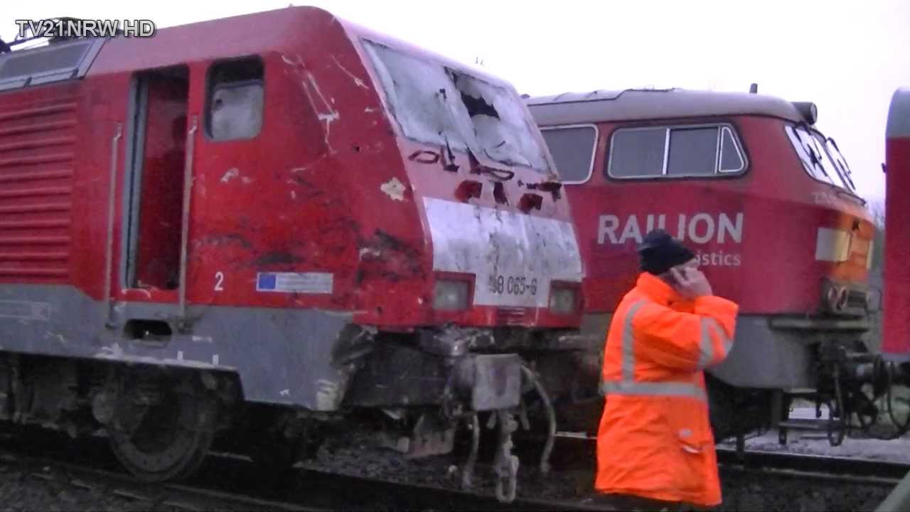 Zug Unfall mit Linienbus an Bahnübergang Düsseldorf Eller