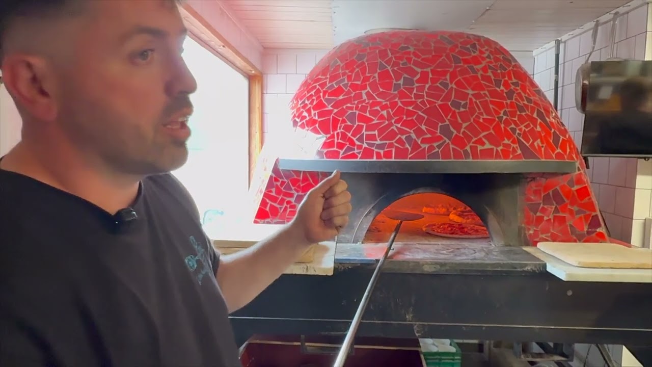 Grillhattarna besöker Lilla Napoli