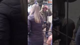  Новосибирск: мобиков подкармливают ЧЕРЕЗ РЕШЕТКУ, как в зоопарке