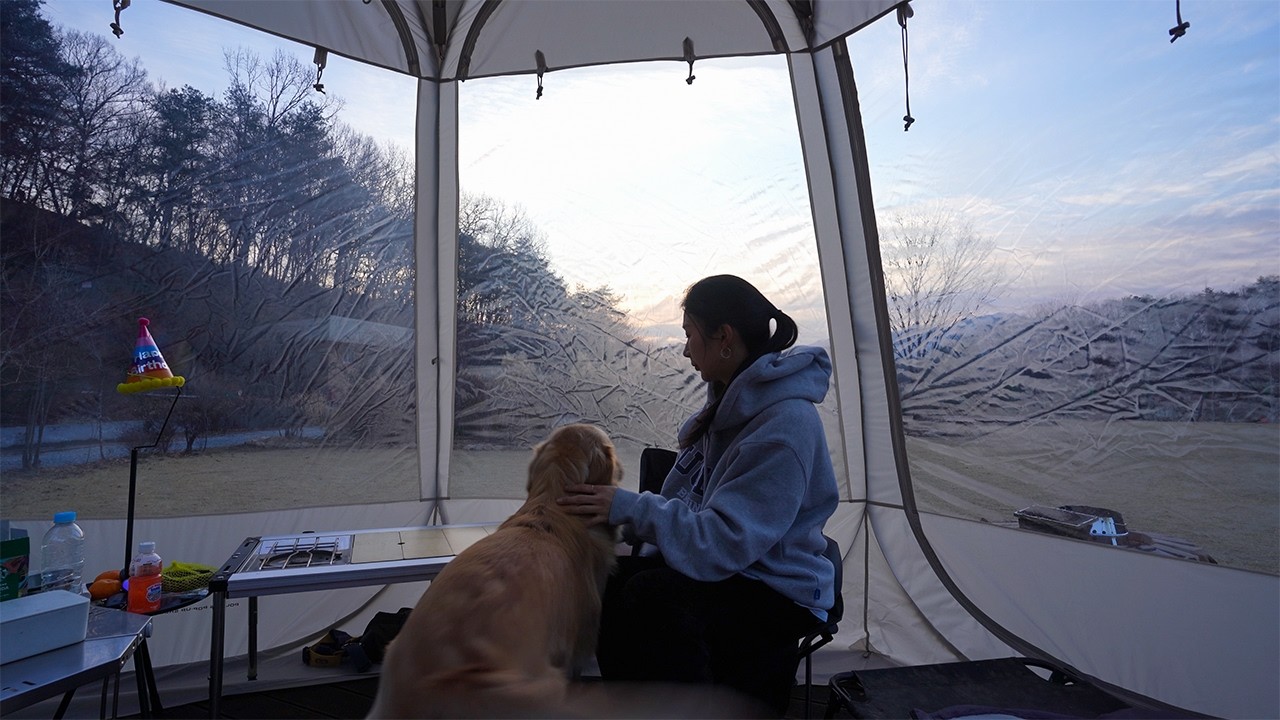 [322] Кемпинг в мукбанге в прозрачной палатке в холодный зимний день.