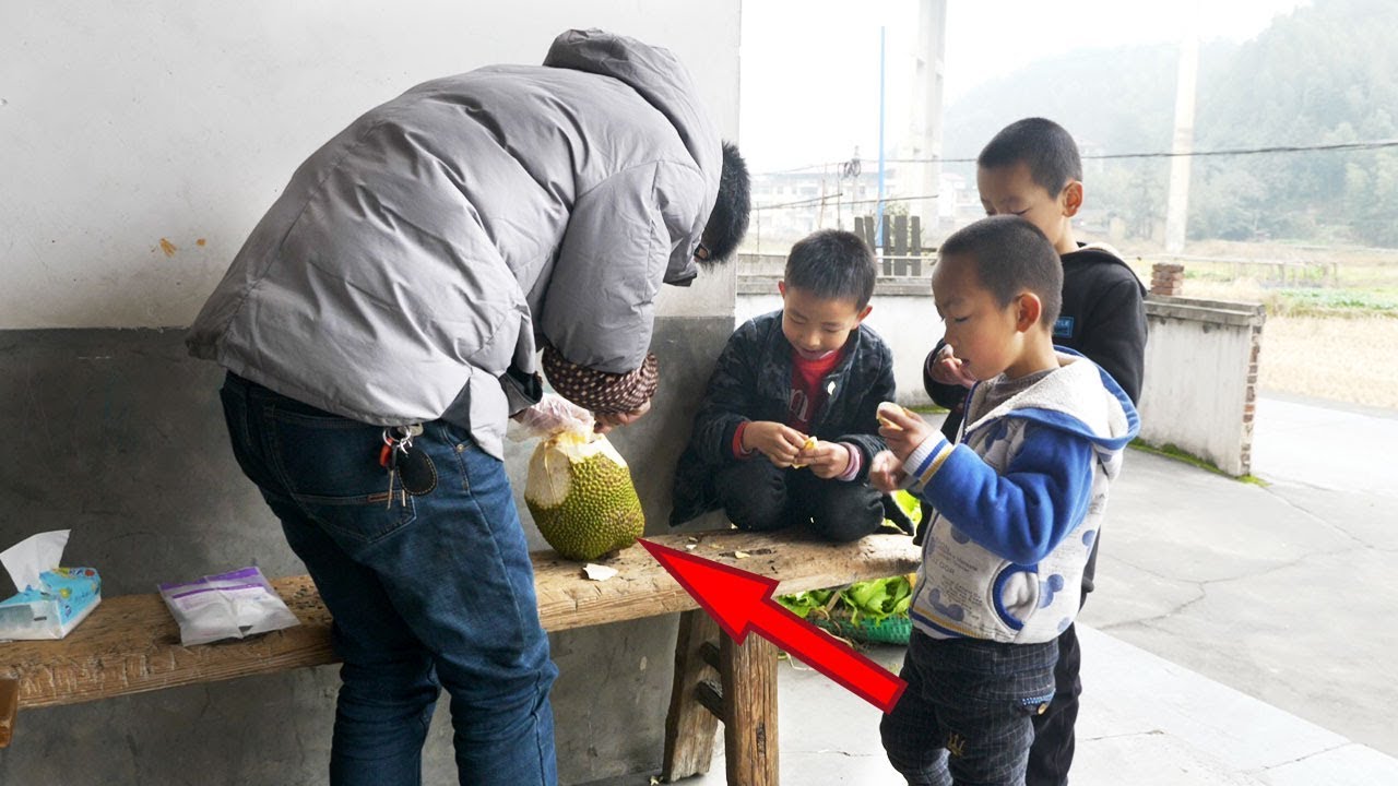 农村小孩吃菠萝蜜，看他表情就知道有多好吃，一个接一个吃，过瘾