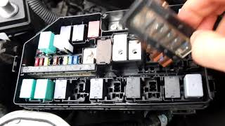 What Happens When You Connect a Car Battery Backwards / In Reverse - Car Won't Start - Blown Fuse
