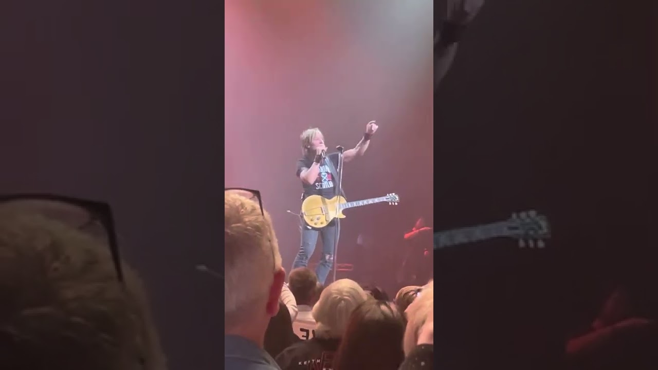 Keith Urban ‘Somebody Like You / The Lion Sleeps Tonight’ Live.