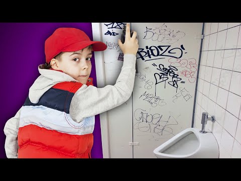 ШКОЛЯРЫ РИСУЮЩИЕ ГРАФФИТИ В ТУАЛЕТЕ