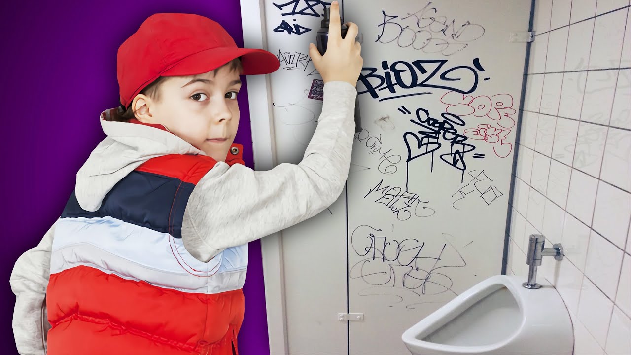 ШКОЛЯРЫ РИСУЮЩИЕ ГРАФФИТИ В ТУАЛЕТЕ