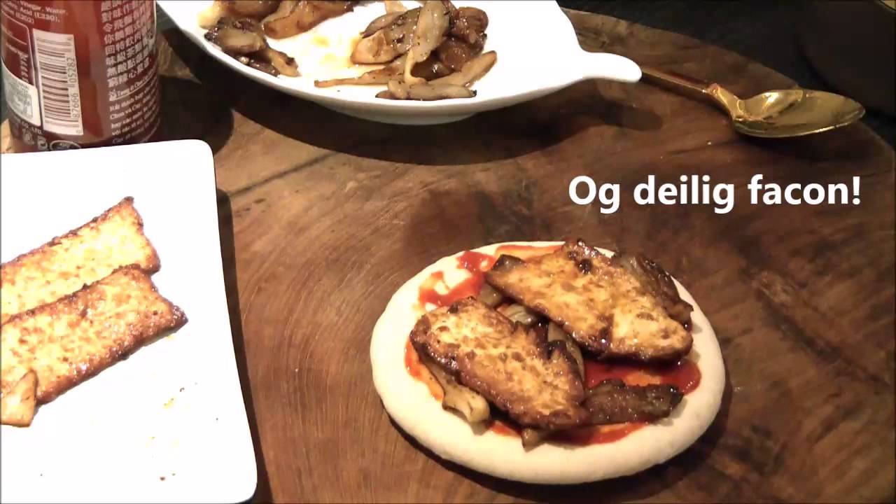 Vegansk pizza med facon og "ost"