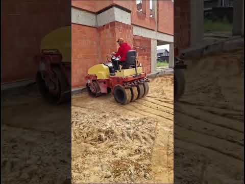 Обратная засыпка котлована песком. Трамбовка песка #загородныйдом #стройка #строительство #вилла