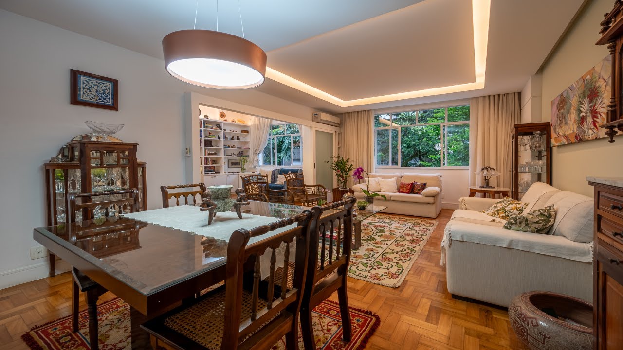 Apartamento moderno e amplo em rua arborizada do Leblon