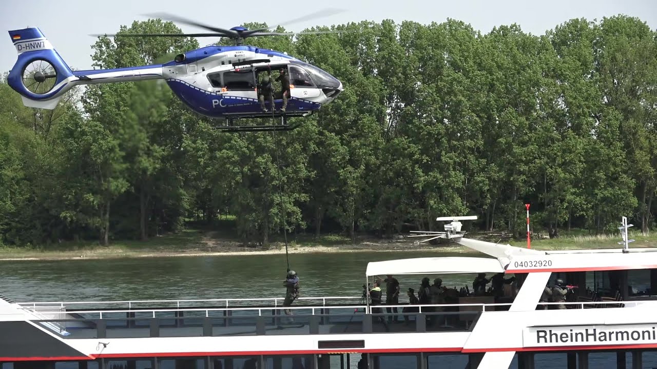 Ausflugsschiff entführt: SEK-Übung mit Hubschrauber + Booten auf dem Rhein in Köln-Niehl am 30.04.24