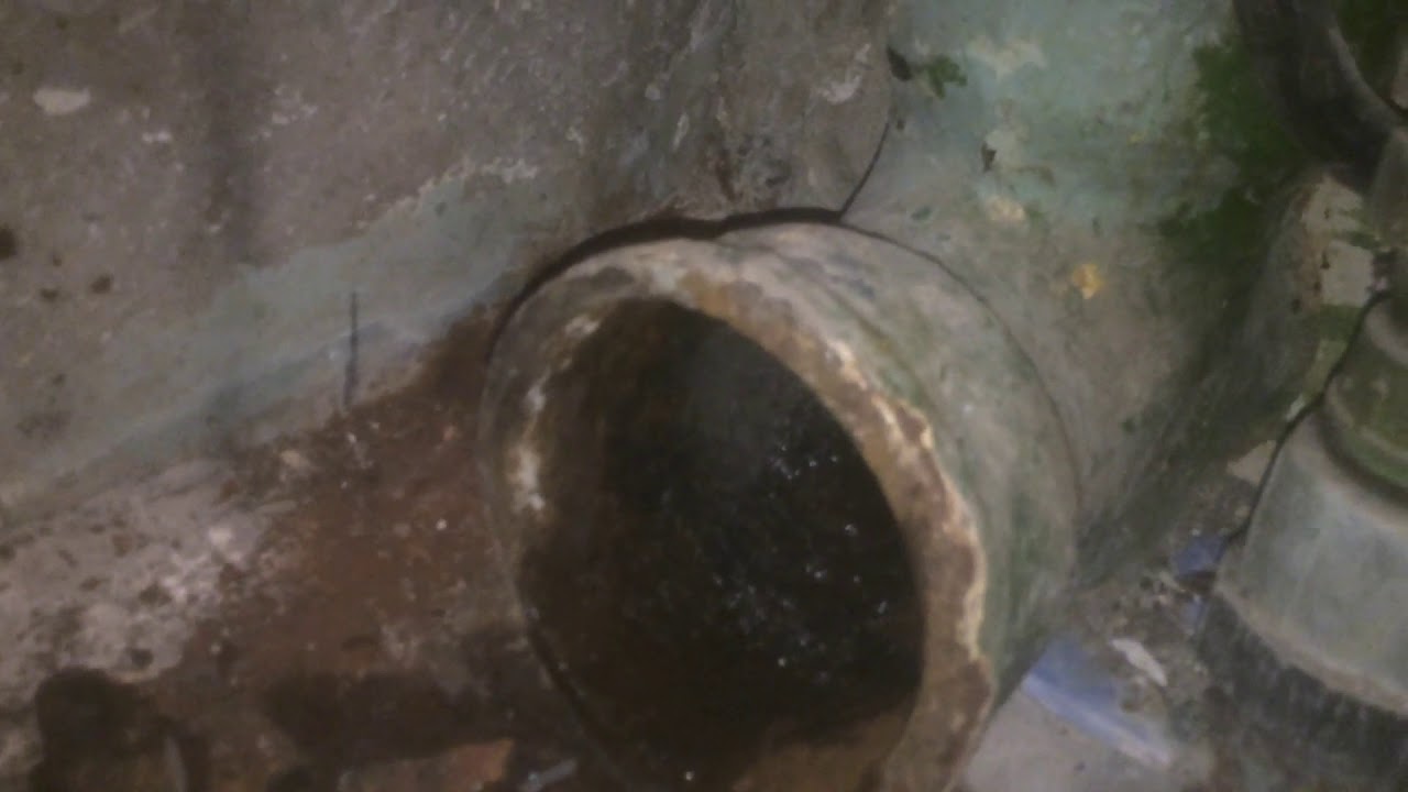 Демонтаж чугунного отвода унитаза - YouTube