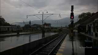 Download lagu Kereta Api Ekonomi Gaya Baru Malam Selatan tiba di Purwokerto Disambut Lagu Di Tepinya Sungai Serayu