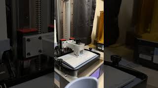 Watching a Plane Take Shape: Timelapse of a 3D Resin Printer in Action