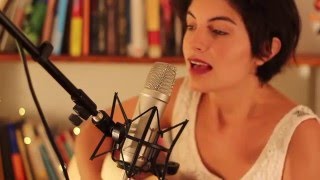 Video thumbnail of "Quedándote o yéndote (Acoustic Cover - Luis Alberto Spinetta) - Malena Di Bello"