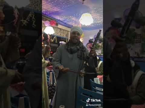 عازف ربابه دخل علينا الكافيه وكانت المفاجئه