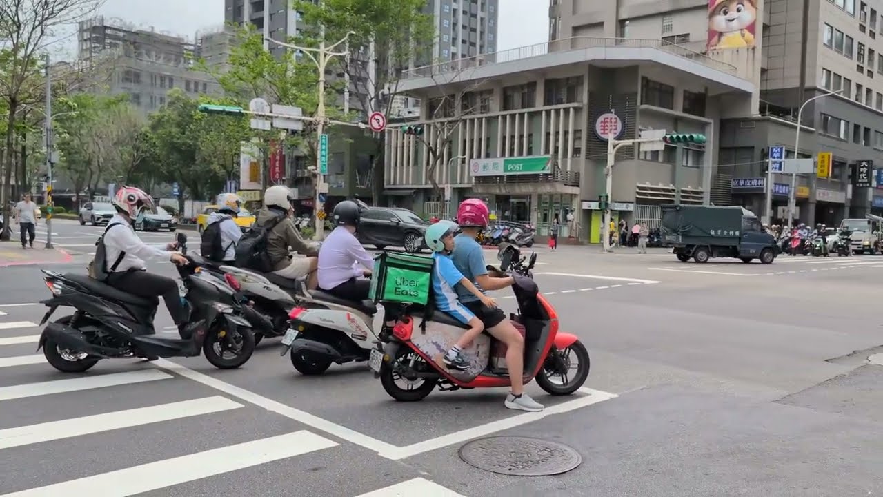 4K HDR Walk In Central Taipei - ASMR Traffic Sounds