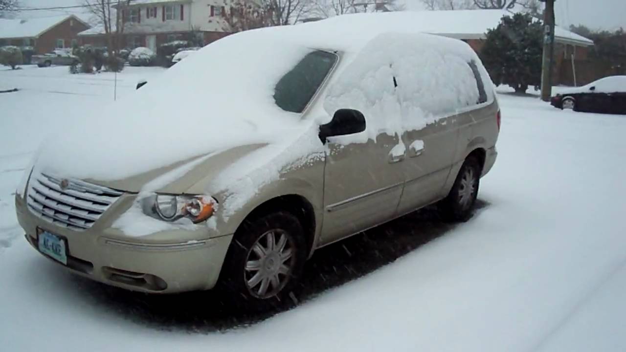 2005 Chrysler Town U0026 Country Limited Cold Start Video 2 Of 4