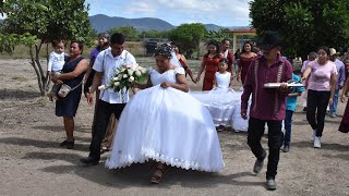 Bailando con los dulces por las calles del pueblo