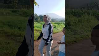 jalan santai menikmati keindahan alam