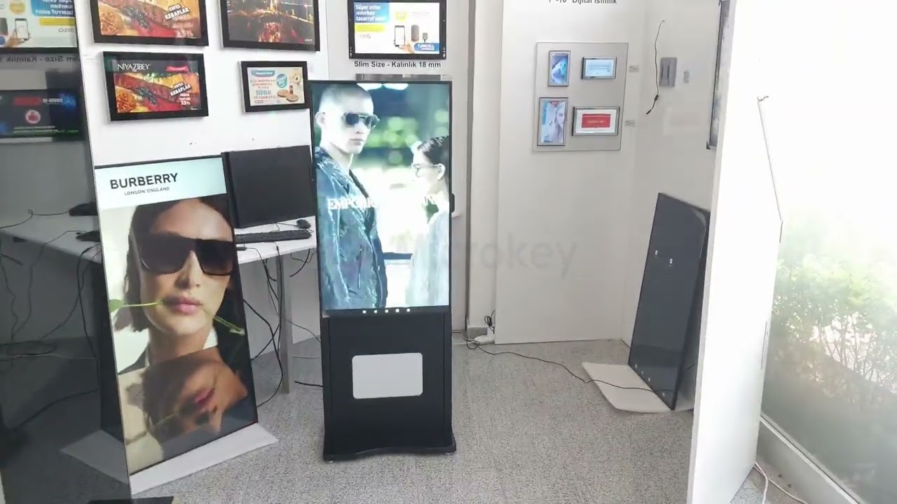 Vitrin önü parlak 43" ekran