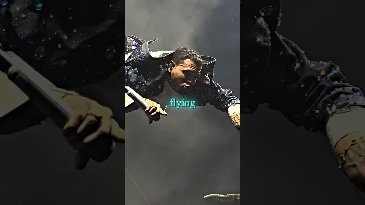 Artists Flying on Stage 😳✈️ auf YouTube ansehen Artists Flying on Stage 😳✈️ auf YouTube ansehen
