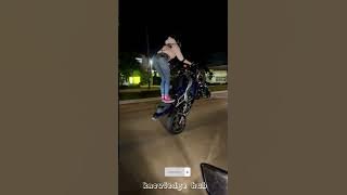 Atraksi cewe barbar freestyle jemping motor di jalan viral