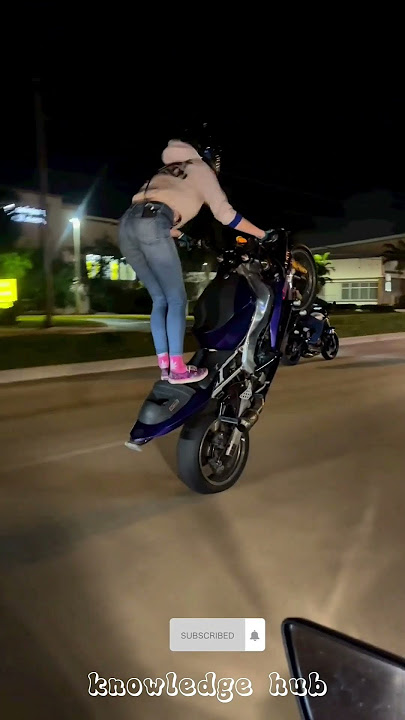 Atraksi cewe barbar freestyle jemping motor di jalan viral