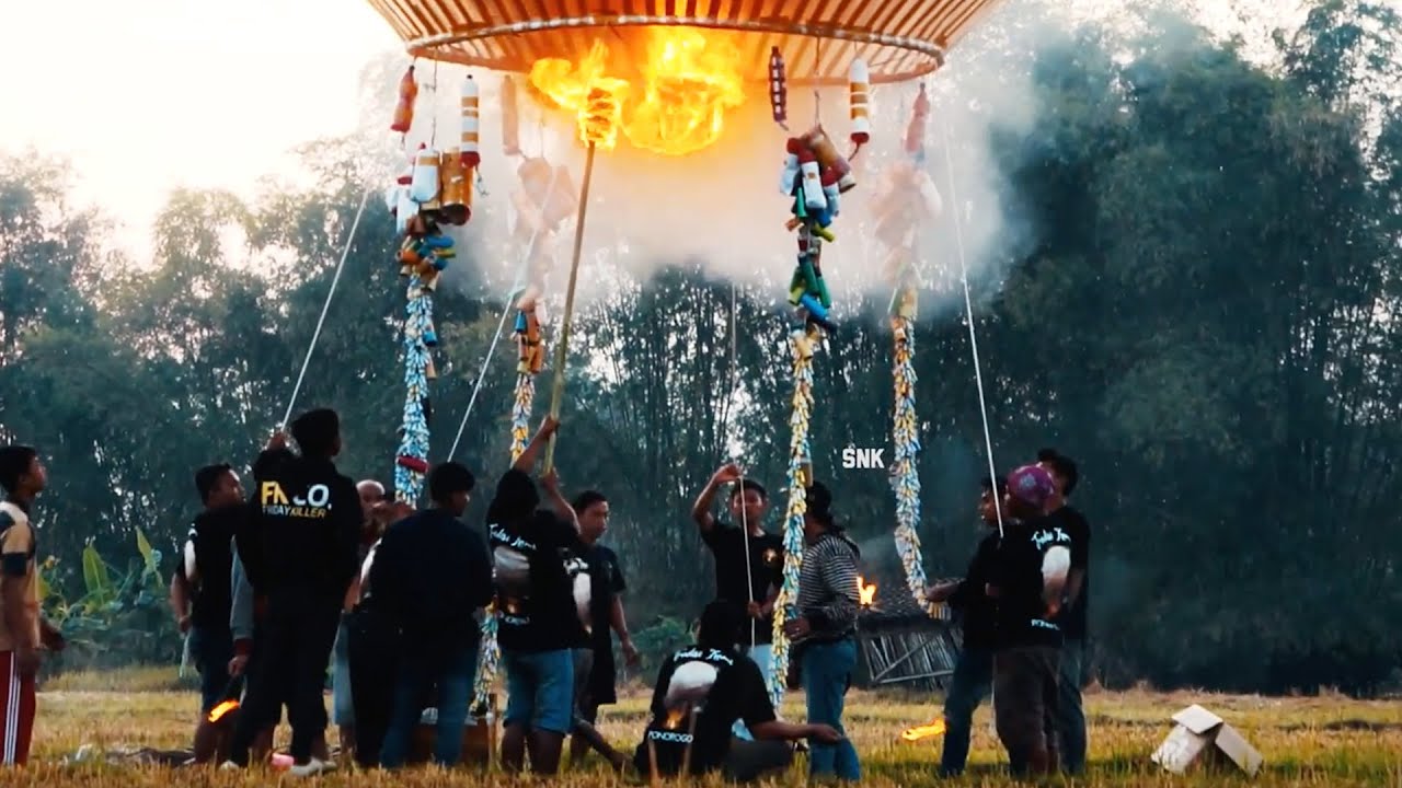 BOM Terjun Payung Balon Blembem Memperingati HUT RI 74 Terbanyak