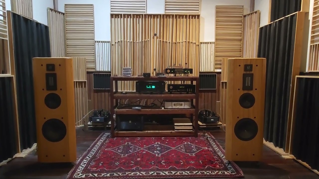 Holly Cole sounding exquisite with Joni Mitchell's River on EL 34 tubes