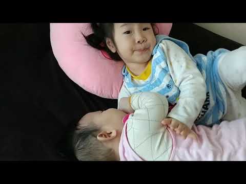 35개월 6개월 동생 팔베개 해주는 누나