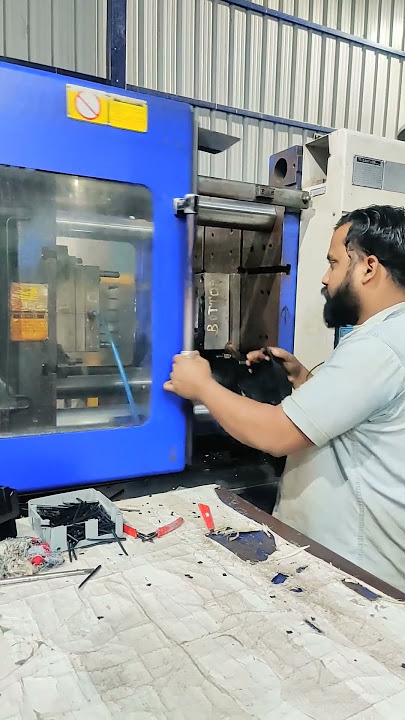 molding machine operator