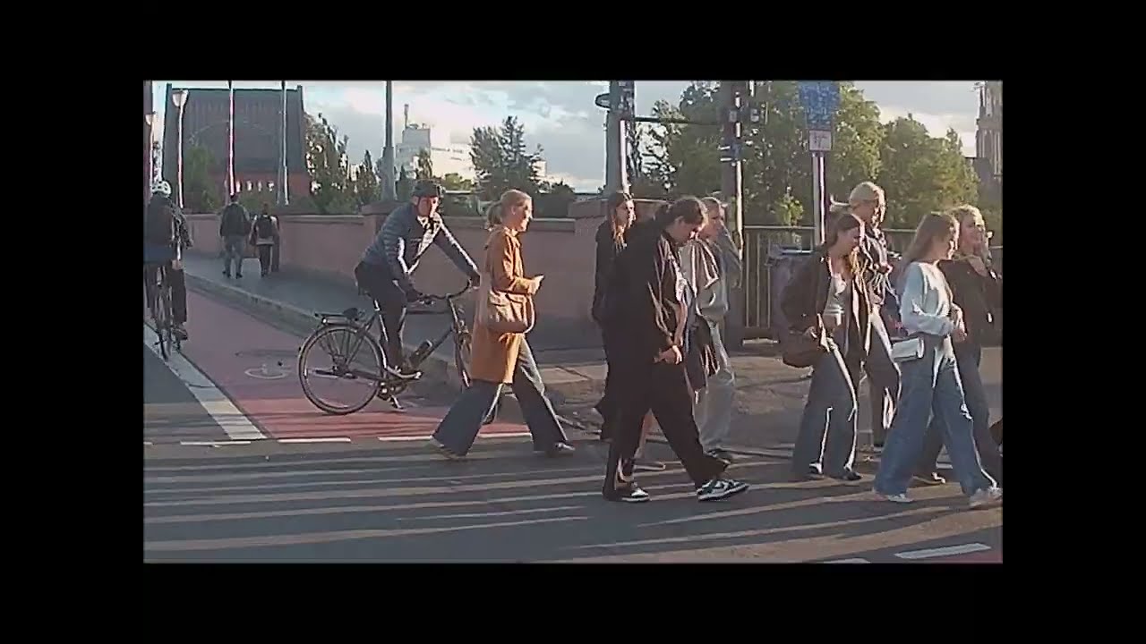 8tel schiebt (bitterbös)