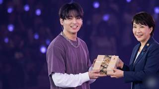 Surprise! Today Jungkook was greeted by the Prime Minister of Japan!