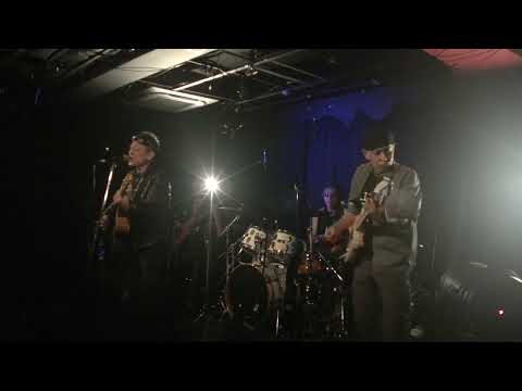 ALIVE - 02 月灯りあびて