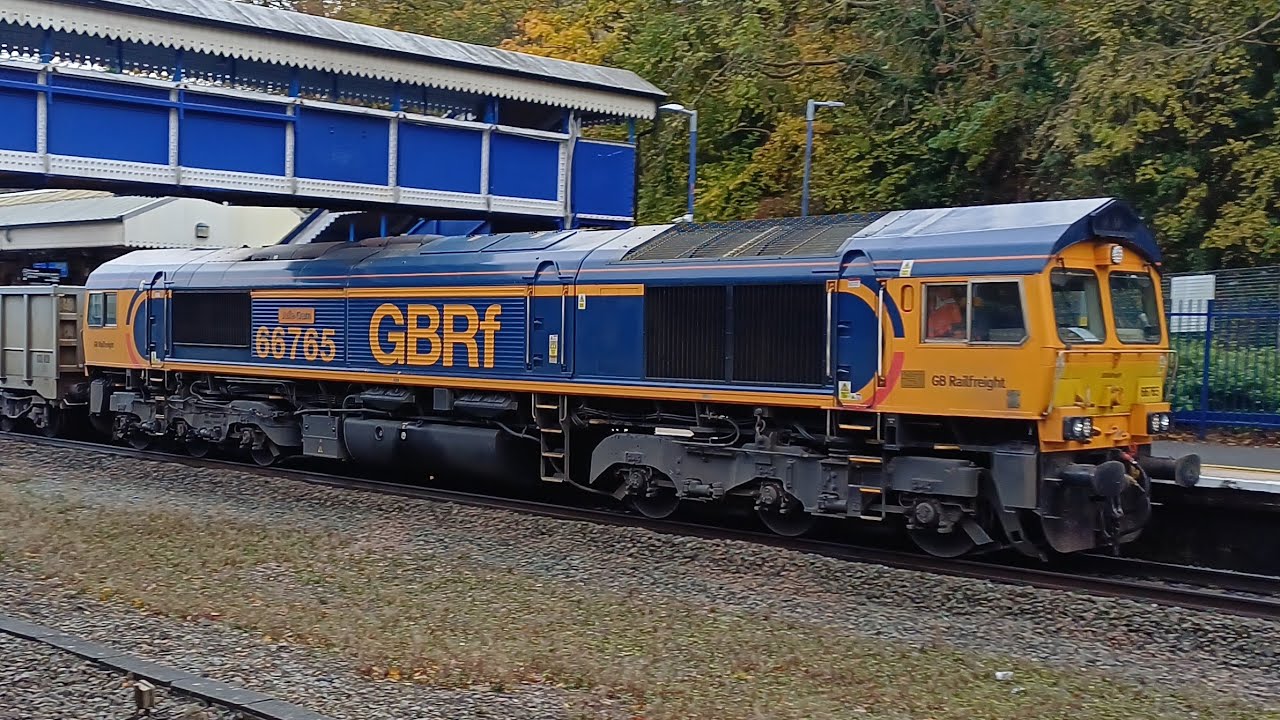 66765 and 66312 passing through Beaconsfield with a HS2 Construction ...