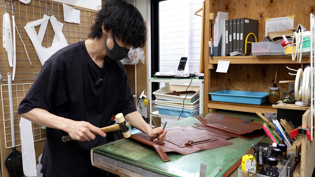 Desk Tour] We'll show you the workbench where our leather bag