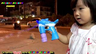 Bé Ruby chơi máy thổi bong bóng cá heo vui nhộn - Hoạt động ngoài trời cho bé screenshot 4