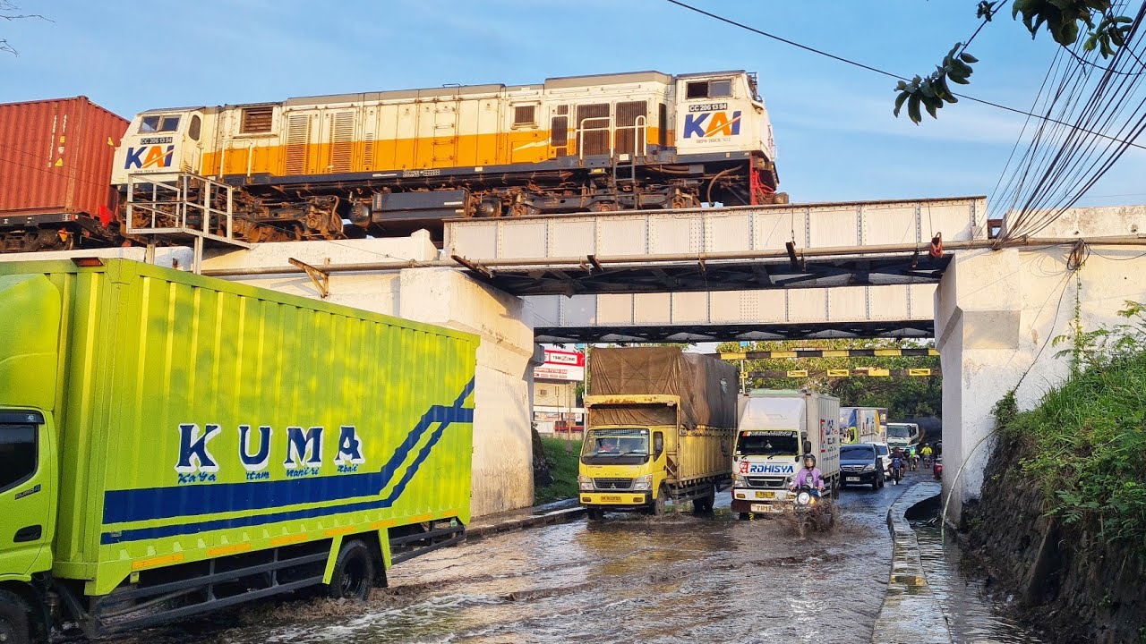 PEMANDANGAN UNIK KERETA MELINTAS DI BAWAHNYA BANJIR !