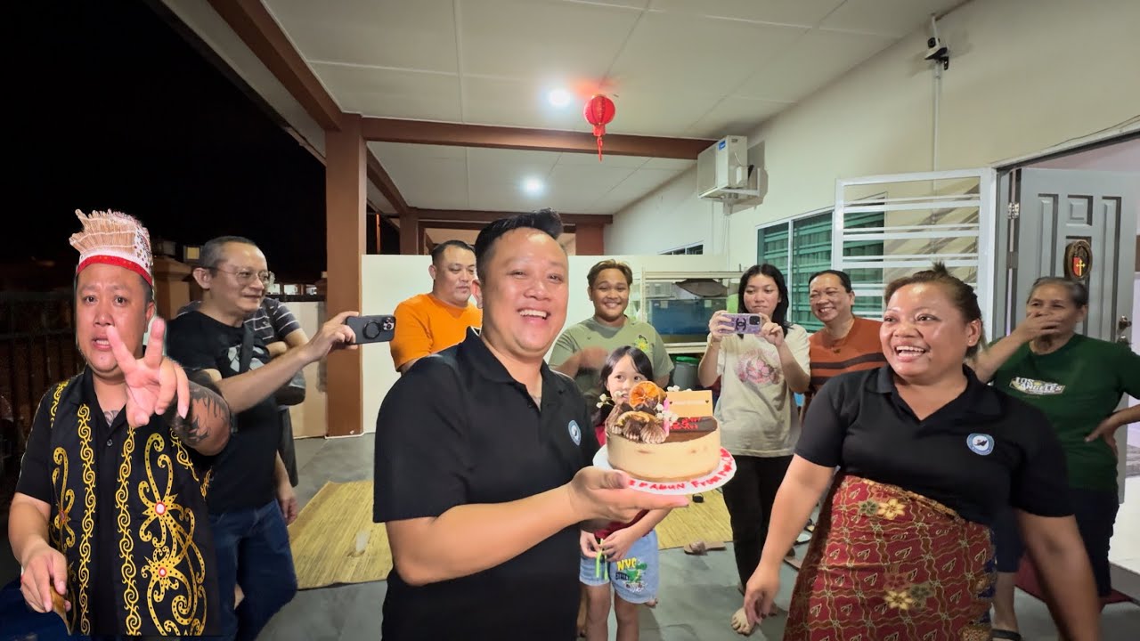 Bertempiaran Lari Kena Kejar Dengan Ketam // Suprise Birthday Saya Tengah Masak Terharunya…//
