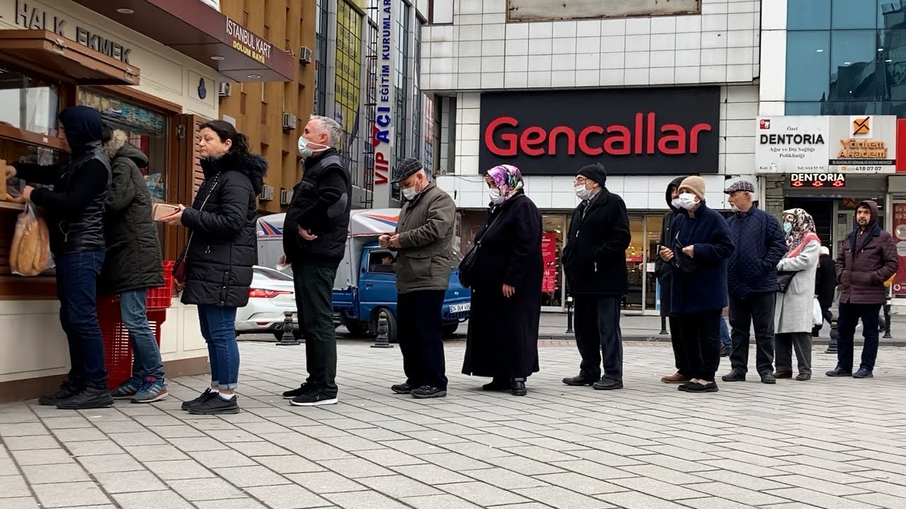 トルコリラ急落、国境の街には客殺到 車のトランクいっぱいに買い物：朝日新聞