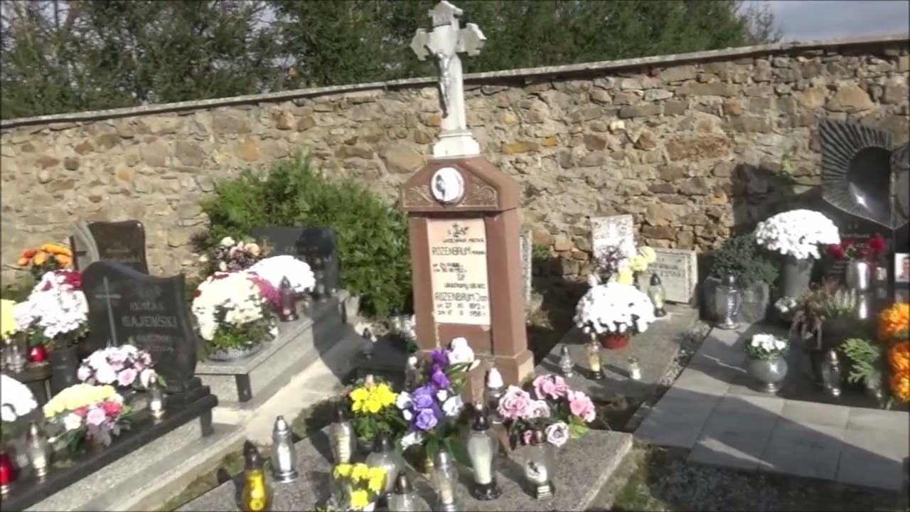 Cmentarz przy Kościele Św  Mikołaja w Starkowie w Dzień Wszystkich Świętych 1 list  2022 r