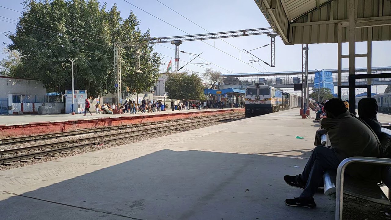 EMD HONKING BRUTALLY with CHANDIGARH BI-WEEKLY EXPRESS