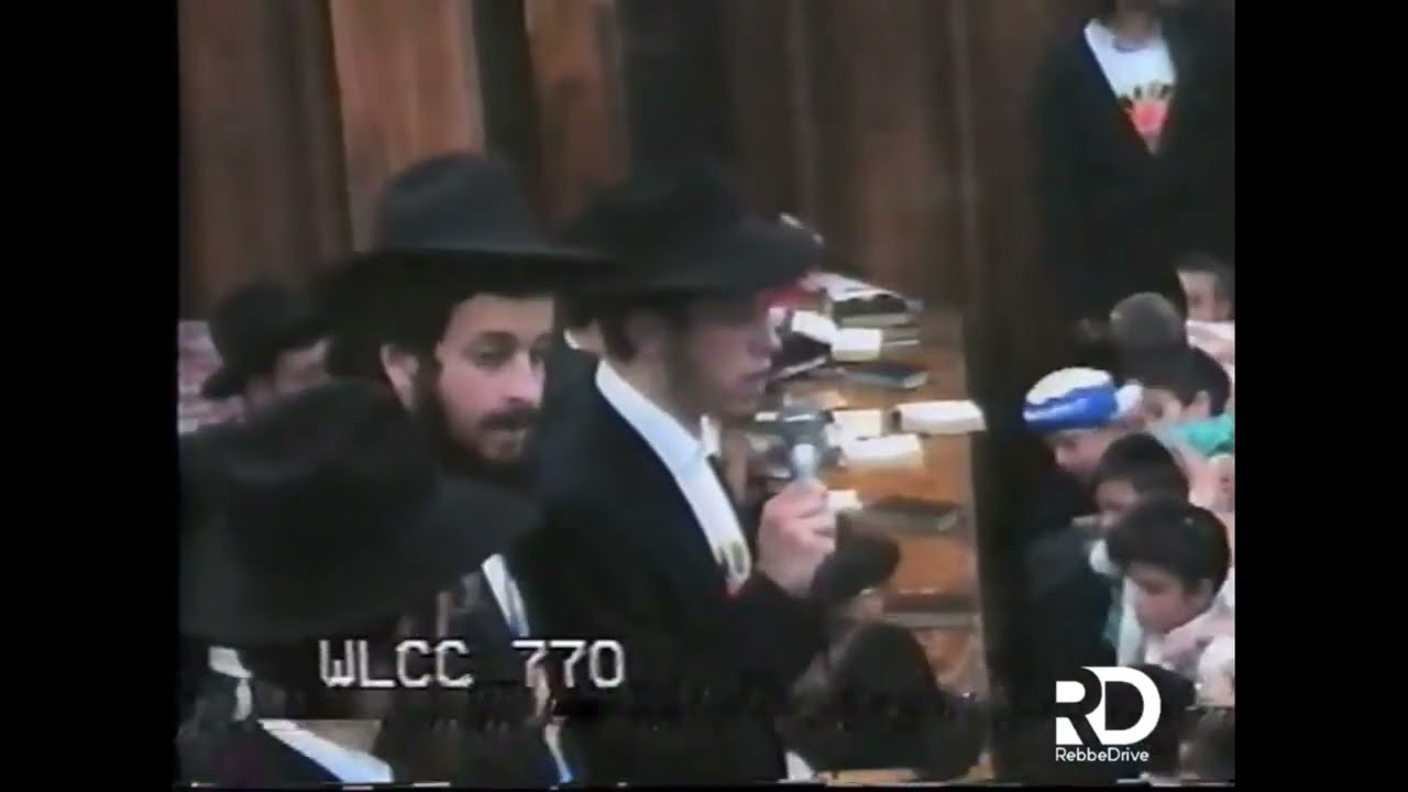 Camp Gan Yisroel sings “Oh Rebbe” at Chof Av Rally 5752 | שירת „אוי רבי” בראלי כ"ף מנחם אב תשנ"ב