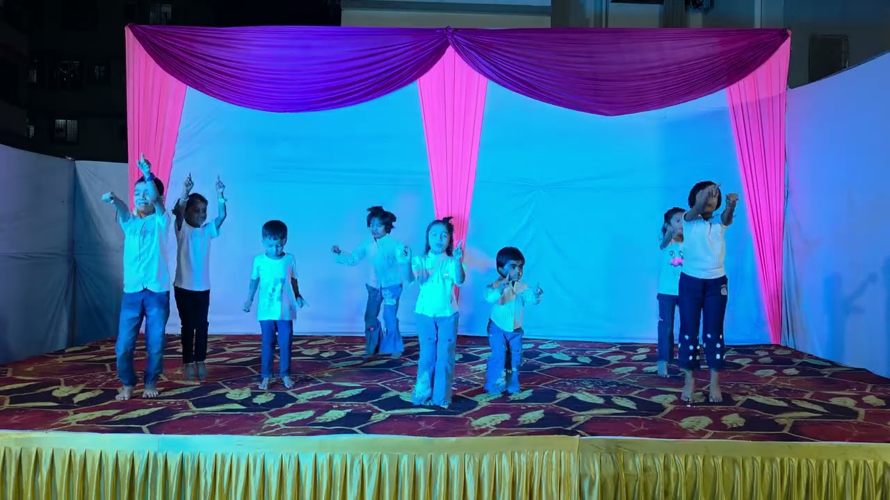 Suno Gaur Se Duniya Walo | Kids Group Dance