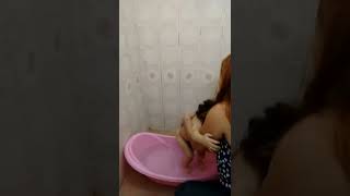 A Prima Bruna Me Dando Banho.