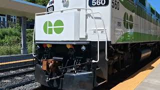(Almost missed) GO F59ph 560 pulling into mount Dennis #gotransit 