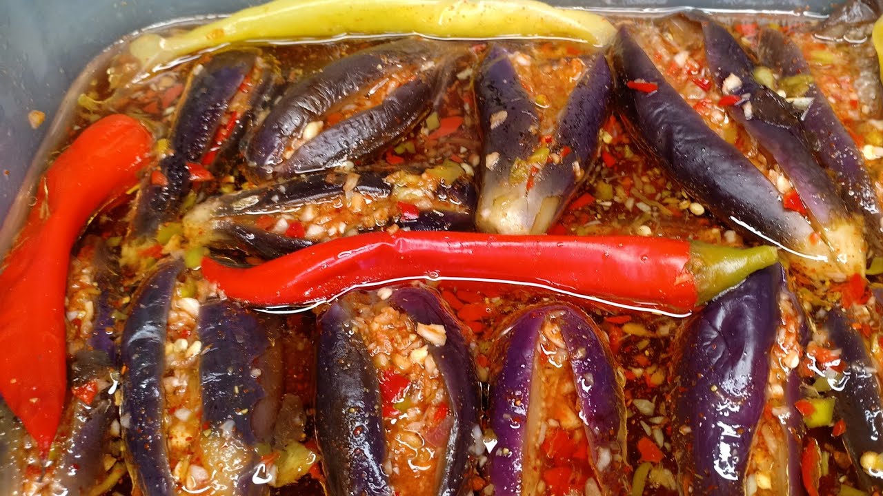 سرمخلل الباذنجان🍆  الأحمر بتاع محلات الفول يحلوته مع الطعميه  غرررام 😋😂😂