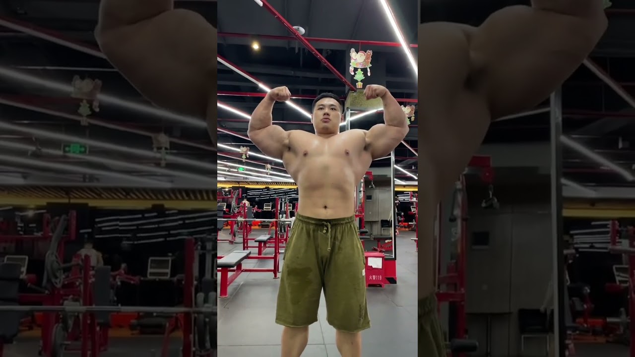 Chinese Bodybuilder Muscle Flexing 