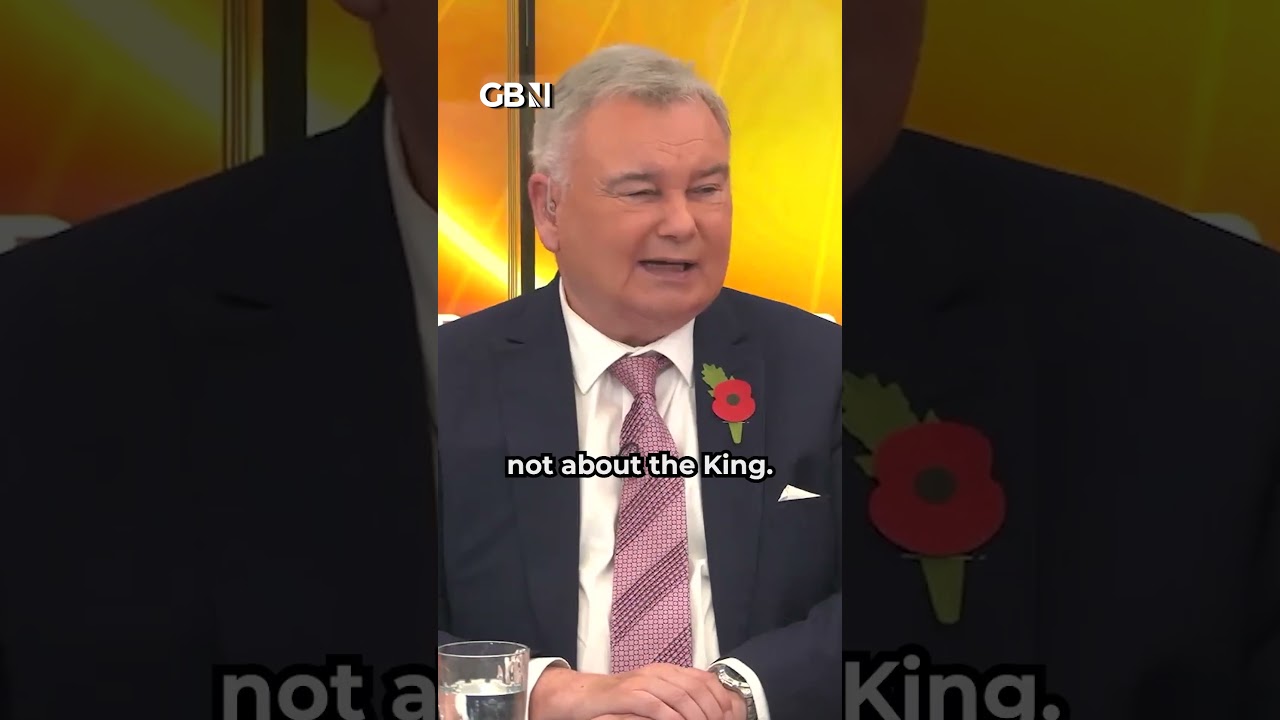 Имонн Холмс в ярости после того, как протестующий оскорбил короля Карла