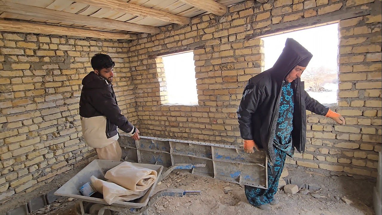 Дом готовится к укладке плитки: бабушке удается доводить дела до конца.