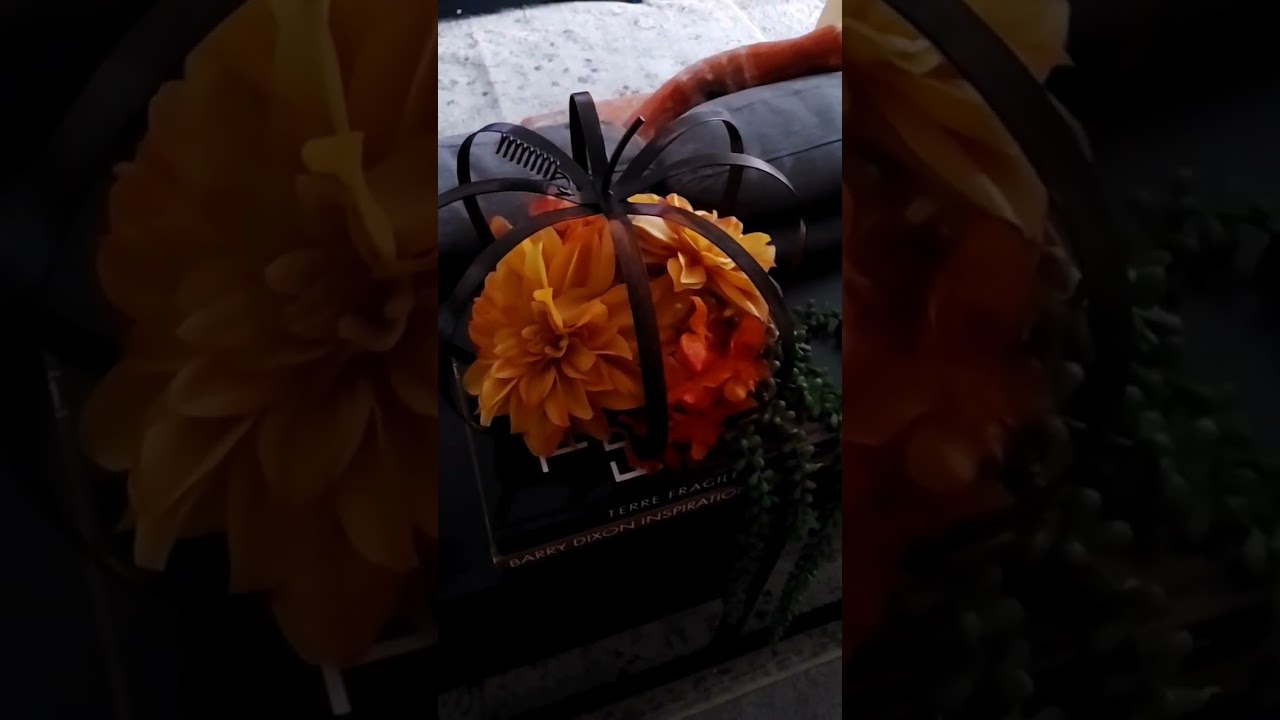 SIMPLE STYLING IDEA FOR SMALL SOFA TABLE 